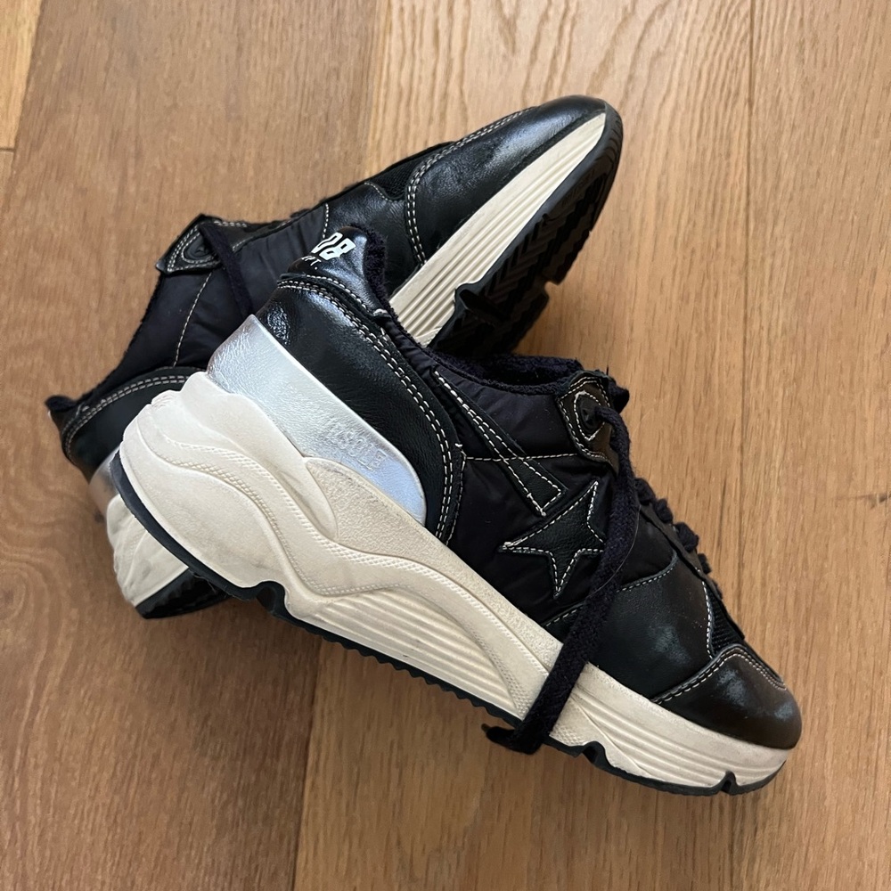 Like new, hardly worn Golden Goose Running in all black!
